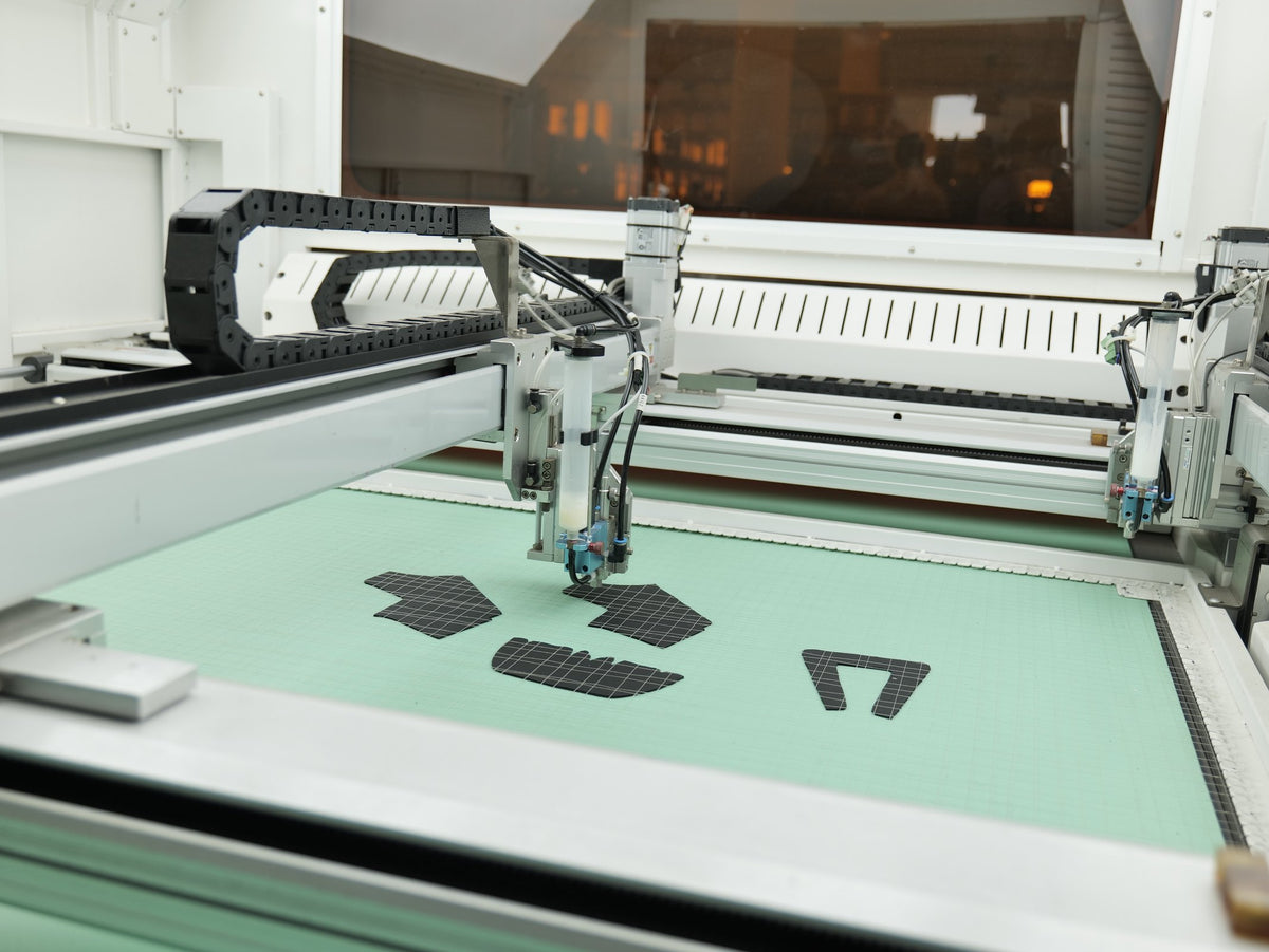 A dieless cutting head cutting upper components from a digital pattern