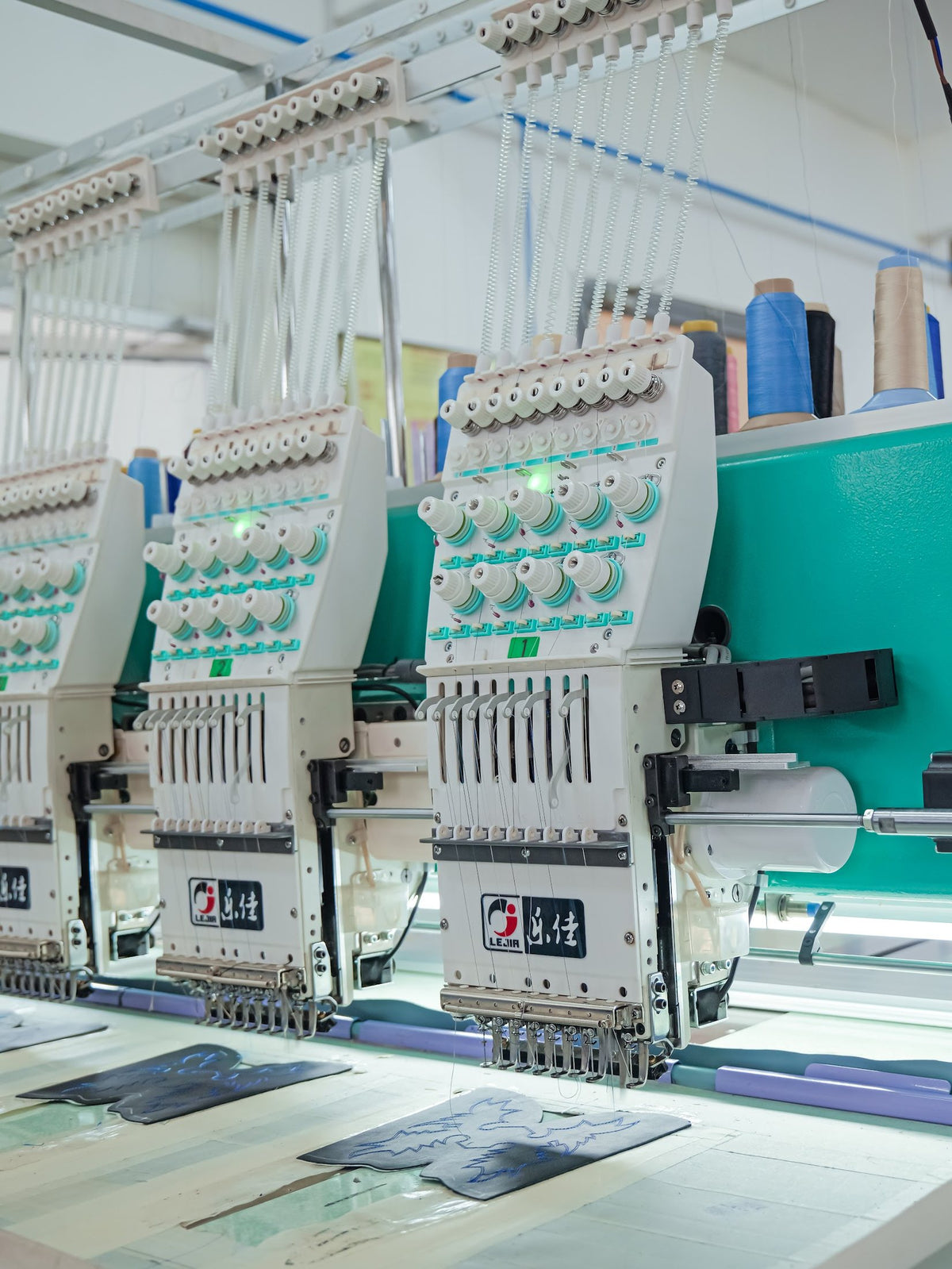 Multi-head embroidery machines working sample upper panels